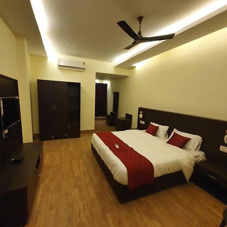 Sri Lakshmi Palace A/C Hotel Suluru Esterno foto