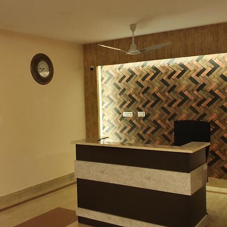 Sri Lakshmi Palace A/C Hotel Suluru Esterno foto