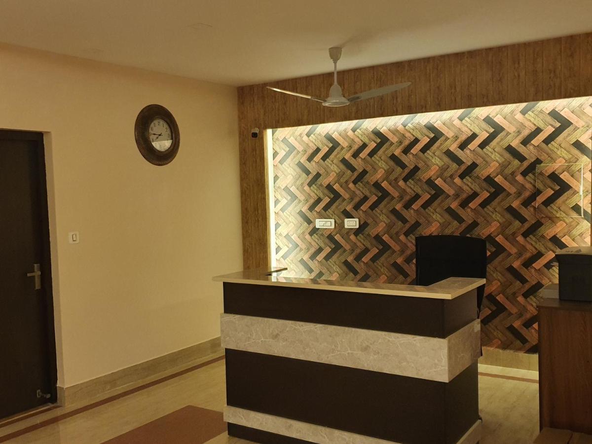 Sri Lakshmi Palace A/C Hotel Suluru Esterno foto