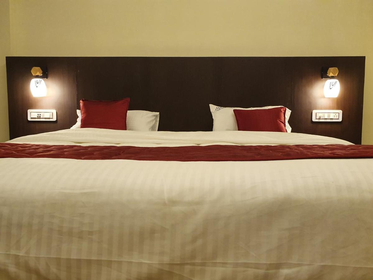 Sri Lakshmi Palace A/C Hotel Suluru Esterno foto