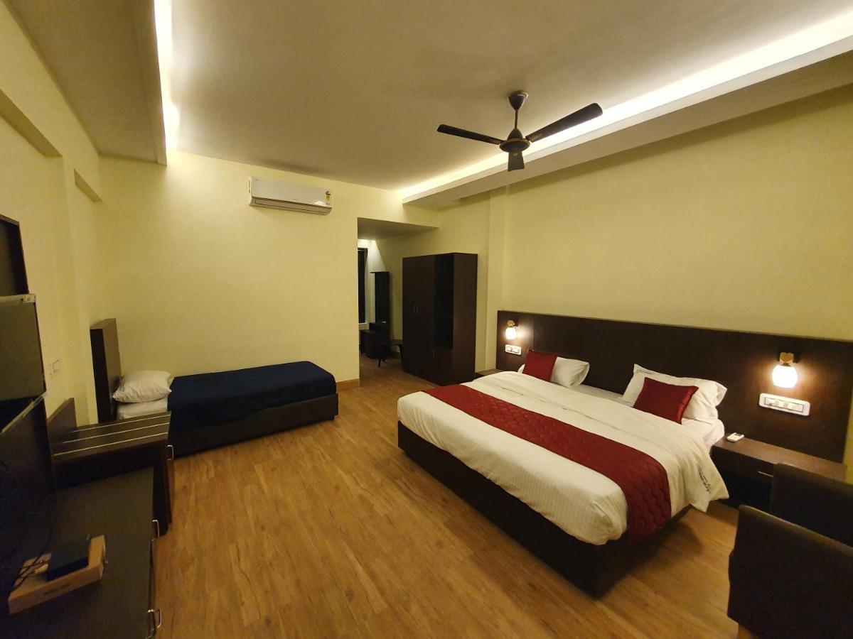 Sri Lakshmi Palace A/C Hotel Suluru Esterno foto