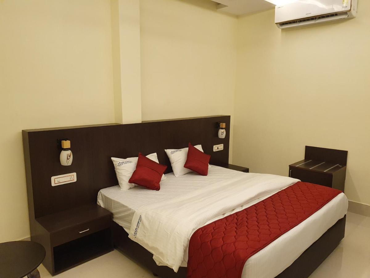 Sri Lakshmi Palace A/C Hotel Suluru Esterno foto